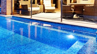 Báo giá gạch mosaic hồ bơi – gạch trang trí bể bơi HOT nhất hiện nay