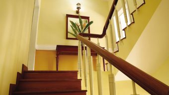 Nhựa tấm PVC ốp bậc cầu thang có đặc điểm gì đặc biệt?