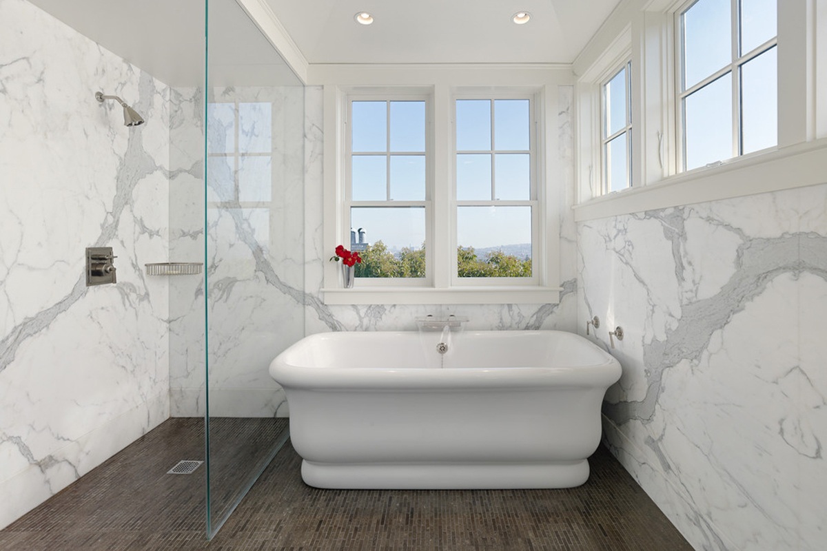Ốp tường phòng tắm với đá marble trắng vân mây