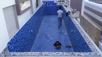 Hướng dẫn thi công gạch mosaic hồ bơi chi tiết chuẩn đẹp