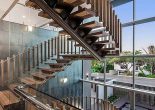 Cầu thang xương cá – mang đến sự thoáng đãng cho không gian nhà bạn