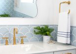 Biến phòng tắm nhàm chán trở nên lộng lẫy bằng gạch bảy cá thiên thanh