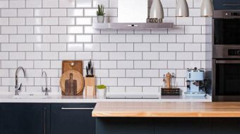 Gạch thẻ màu trắng ốp tường – sự lựa chọn tuyệt vời cho không gian bếp nhà bạn