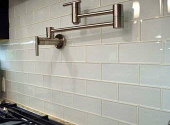 Gạch kính ốp bếp có gì đặc biệt hơn so với các loại gạch thông thường khác