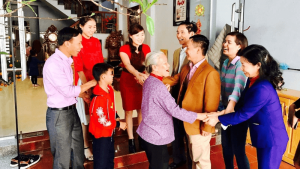 Xông đất là gì? Hướng dẫn chọn người xông đất năm Bính Ngọ 2026 mang tài lộc may mắn